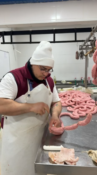 Carnicero trabajando un corte